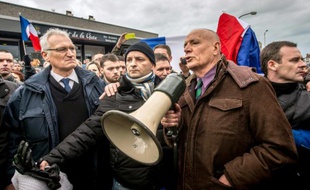 Le général Christian Piquemal (dr.) s'adresse aux partisans du mouvement Pegida, lors d'un rassemblement anti-migrants, le 6 février 2016, à Calais.