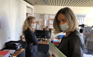 Versailles (Yvelines), le 12 mai 2020. Nicole Belloubet (à gauche) visite le tribunal judiciaire avec la procureur Maryvonne Caillibotte.