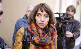 Irina Belenkaïa, la mère de la petite Elise, arrive au tribunal de Tarascon, le 30 octobre 2012.