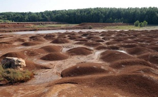 Les "boues rouges", issues des résidus de bauxite, sur le site de MangeGarri, près de Gardanne dans les Bouches-du-Rhône, le 8 octobre 2010