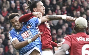 Zlatan Ibrahimovic a été suspendu trois matchs par la Fédération anglaise pour ce coup de coude asséné à Tyrone Mings lors de Manchester United-Bournemouth, le 4 mars 2017.