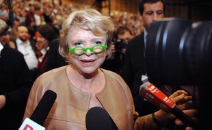 L'ex-candidate d'EELV à la présidentielle Eva Joly a accusé jeudi le ministre de l'intérieur Manuel Valls de faire "du mal à la gauche", après la grave blessure d'un manifestant d'ArcelorMittal par un tir de flashball.