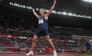 Kevin Mayer après le lancé du javelot qui lui offre la médaille d'argent aux JO de Tokyo.