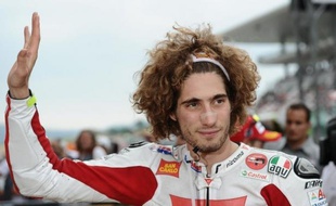 (FILES) This file photo taken on July 2, 2011 shows Italian Marco Simoncelli of Honda waving at the end of the MotoGP qualification practice of the Italian Grand Prix at Mugello track. Honda rider Marco Simoncelli has died of injuries sustained in a crash on October 23, 2011 that resulted in the cancellation of the Malaysian MotoGP, a race official said. AFP PHOTO / FILES / VINCENZO PINTO