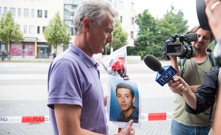 Le père d'une des victimes de la tuerie de Munich, survenue vendredi 22 juillet, est venu se recueillir face au centre commercial où a été tué son fils.
Sebastian Widmann/AP/SIPA