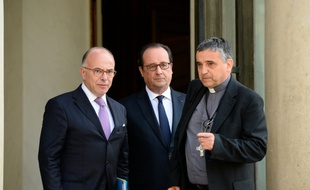 Bernard Cazeneuve, François Hollande et l'archevêque de Rouen, Mgr Dominique Lebrun, le 26 juillet 2016 à l'Elysée