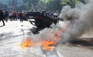 Une voiture brûle pendant une manifestation de taxis anti-Uber, le 25 juin 2015, à Paris (porte Maillot).