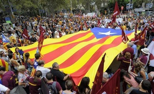 L'Espagne a profité vendredi des bons chiffres de ses régions, qui ont atteint l'équilibre budgétaire au premier trimestre, pour "lancer un message de confiance" sur sa solvabilité, terme d'une semaine de tension extrême sur les marchés.