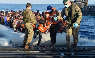Des migrants débarquent d'un navire qui vient de traverser la Méditerranée mercredi 13 mai 2015.