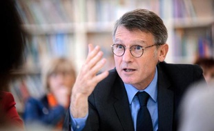 Vincent Peillon a exhorté lundi les lycéens mobilisés pour demander l'arrêt des expulsions d'enfants scolarisés à ne pas recourir à la "violence" et aux "blocus".