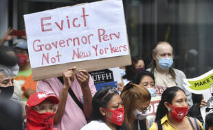 Des manifestants réclament la démission du gouverneur de l'Etat de New York Andrew Cuomo, le 4 août 2021.
