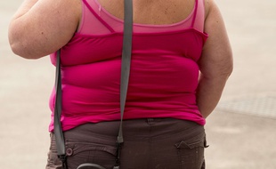 Une femme obèse.