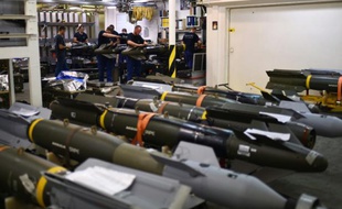 Des soldats français opèrent sur des missiles à bord du porte-avions Charles-de-Gaulle, le 22 novembre 2015