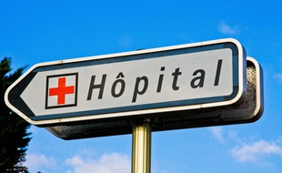 Un panneau indiquant la direction d'un hôpital. Illustration.