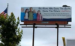 L'affiche citant Adolf Hitler, à Auburn, en Alabama.