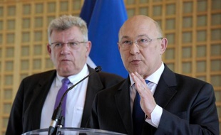 Les ministres des Finances Michel Sapin (à droite) et du Budget Christian Eckert ont annoncé que près de la moitié des 50 milliards d'économies seraient concentrés sur 2015, lors d'une conférence de presse au ministère de l'Economie, à Paris, le 23 avril 2014