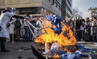 Des médecins en grève brûlent du matériel médical lors d'une manifestation à Lyon le 5 janvier 2015