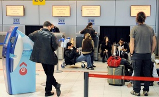 La grève des agents de sûreté aéroportuaire, chargés du contrôle avant l'embarquement, se poursuivait samedi, jour de départs en vacances, entraînant un blocage total des vols au départ de Lyon Saint-Exupéry et des files d'attente à Roissy.