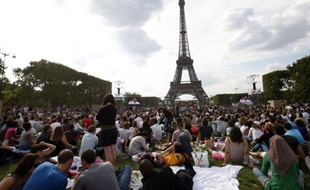 Des milliers de personnes attendent le début du Concert pour l'égalité, organisé par SOS Racisme sur le Champ-de-Mars, à Paris, le 14 juillet 2011.