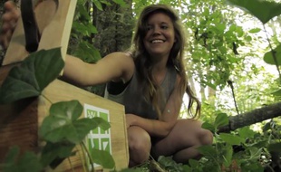 Une geocacheuse trouve un trésor