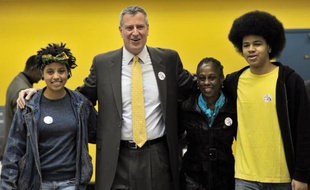 Les New-Yorkais désireux de changement ont élu massivement mardi un démocrate résolument ancré à gauche, Bill de Blasio, pour tourner la page de leur maire milliardaire Michael Bloomberg, au pouvoir depuis 12 ans.