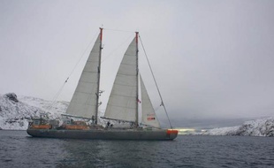 La goélette océanographique Tara a perdu son pari très osé de faire le tour complet et sans assistance de l'océan polaire en sept mois: elle a dû avoir recours à un brise-glace canadien pour s'extirper dimanche du passage du Nord-Ouest, déjà recouvert par 95% de glace.