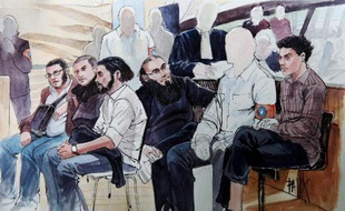 Un dessin judiciaire montrant Jejoen Bontinck (3e g) et Fouad Belkacem (4e g) membres du groupuscule islamiste Sharia4Belgium, le 29 septembre 2014 à Anvers