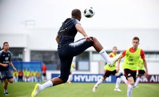 Djibril Sidibé doit pour l'instant se contenter de matchs d'entraînement dans cette Coupe du monde avec l'équipe de France, ici à Istra le 22 juin 2018.