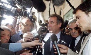 Au lendemain du débat entre les finalistes de la présidentielle, François Bayrou, dont les 6,8 millions d'électeurs sont une des clés du second tour, a confirmé jeudi qu'il ne voterait pas pour Nicolas Sarkozy.