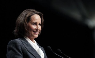 La commission électorale du Parti socialiste a décidé jeudi de réserver "à une femme" la première circonscription de Charente-maritime où comptent se présenter Ségolène Royal aux législatives de 2012 et le premier fédéral du département Olivier Falorni, a annoncé le PS.