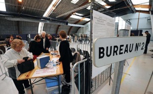 Les Français se sont assez fortement mobilisés pour le premier tour de l'élection présidentielle avec une participation qui atteignait 28,29% dimanche à midi en métropole, selon le ministère de l'Intérieur, malgré une baisse par rapport au premier tour de 2007 (31,21%).