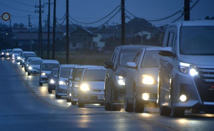 Des habitants fuient vers l'intérieur des terres à Iwaki, dans le département de Fukushima, après une alerte au tsunami à l'aube le 22 novembre 2016.