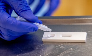 Une infirmière effectue un test rapide de détection à Lerum, en Suède, le 18 décembre 2020.