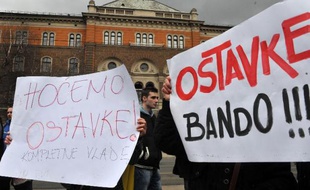 Le mécontentement social restait entier en Bosnie et les appels à des élections anticipées se multipliaient après les violentes manifestations de vendredi, sans précédent depuis la guerre intercommunataire de 1992-95.