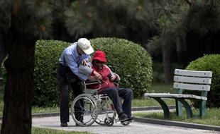 Un couple de personnes âgées dans un parc à Pékin.