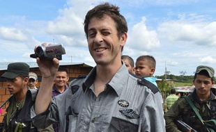 Le journaliste Roméo Langlois souriant lors de sa libération par les Farc. Il a été confié à la mission humanitaire du CICR (mercredi 30 mai 2012)