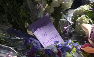 Des fleurs violettes déposées en hommage à Prince dans sa ville de Minneapolis, le 21 avril 2016.