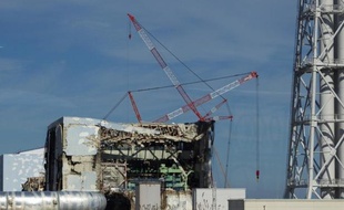Le combustible nucléaire qui se trouvait dans les réacteurs 1, 2 et 3 de la centrale accidentée de Fukushima a rongé une partie du béton de l'enceinte de confinement, sans toutefois traverser la coque en acier, selon des hypothèses de l'opérateur Tokyo Electric Power (Tepco).
