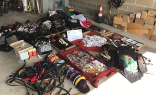 Les objets saisis par les gendarmes du Pas-de-Calais sur une brocante.