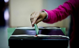 Une femme vote à Lisbonne le 29 septembre 2013