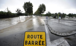 Une route barrée en raison des intempéries à Vergèze, dans le Gard, le 10 octobre 2014