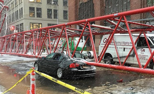 Une grue s'est effondrée dans une rue de Manhattan (à New York), le 5 février 2016.
