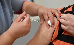 Dans un centre de vaccination à Orly, en Île-de-France, le 5 février.