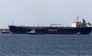 Un pétrolier libyen à son arrivée dans le port de Tripoli le 6 août 2014