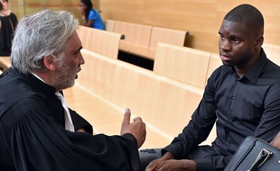 Le footballeur Odsonne Edouard en discussion avec son avocat Pierre Le Bonjour, lors de son procès le 13 juin au tribunal correctionnel de Toulouse.