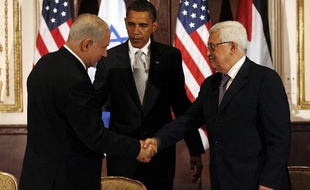 Le président américain Barack Obama en compagnie du chef de l'Autorité palestinienne, Mahmoud Abbas (D), et du Premier ministre israélien, Benjamin Netanyahou (G), à New York, le 22 septembre 2009.