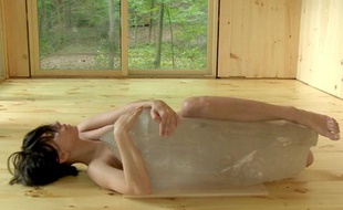 Lady Gaga dans une performance pour l'artiste Marina Abramovic.