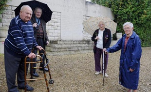 TO GO WITH AFP STORY BY ETIENNE BALMER Les rescapés Francois Reboulet, Georges Marandel, Marcelle Marandel et Lucette Purson (de gauche à droite) devant le mémorial du massacre de la vallée de la Saulx, à Couvonges dans la Meuse, le 26 août 2014