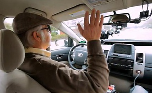 Steve Mahan, premier passager public de la Google Car, un véhicule autonome capable de se conduire sans intervention humaine.