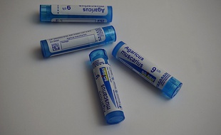 Illustration de granules d'homéopathie.